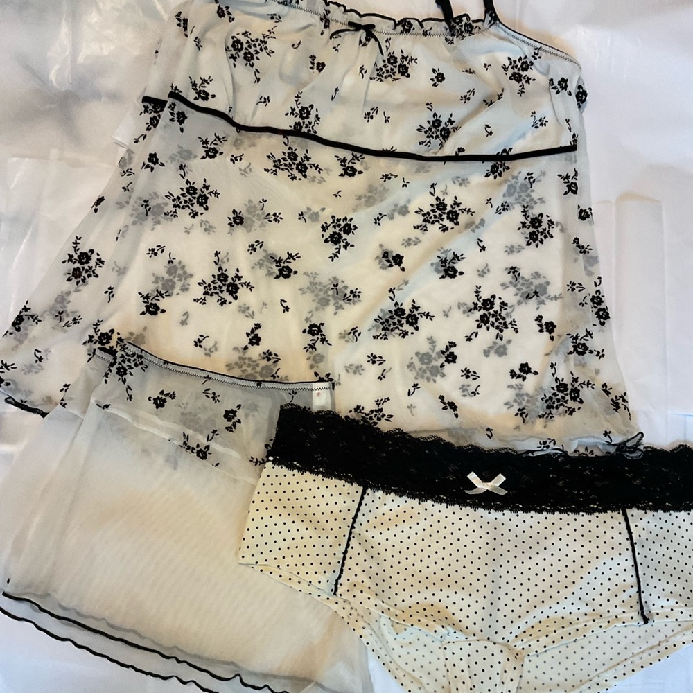 3 Piece Teddy, ivory with black velvet floral det.